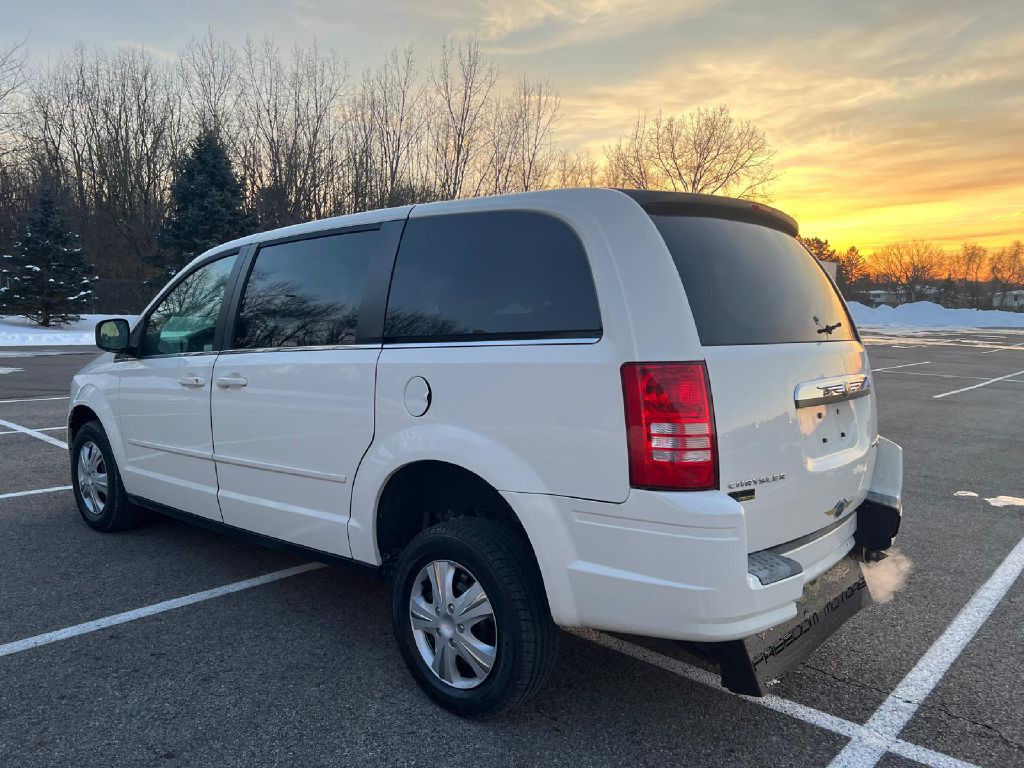 2009 Chrysler Town & Country Image 18