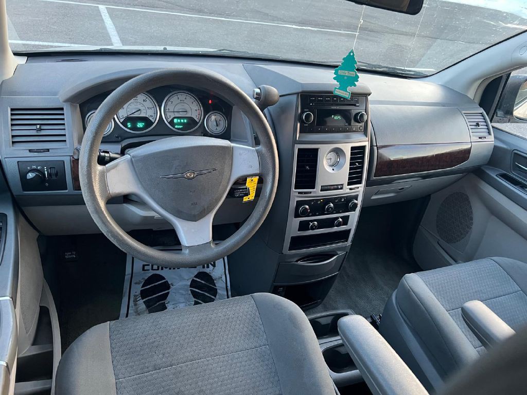 2009 Chrysler Town & Country Image 19