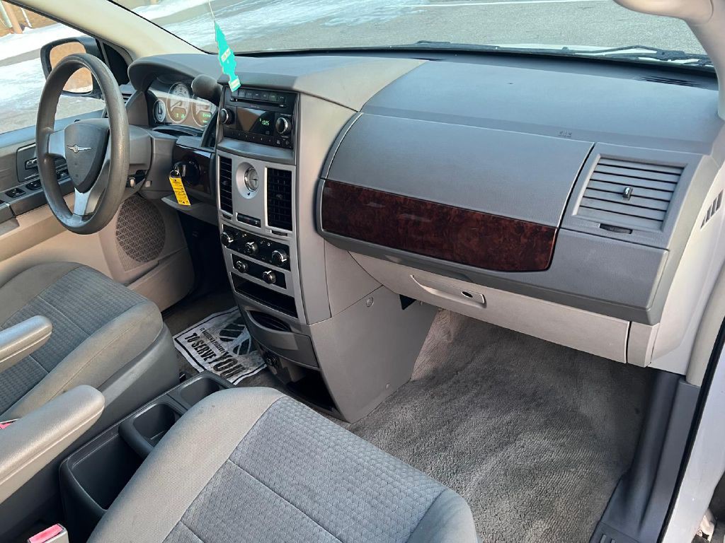 2009 Chrysler Town & Country Image 20