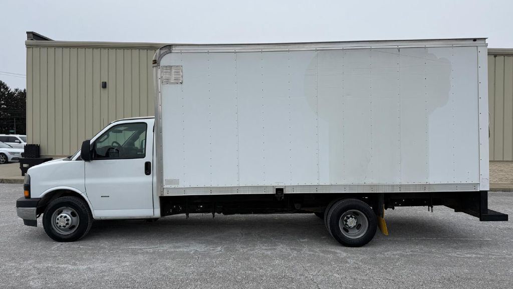 2018 Chevrolet Express Image 2