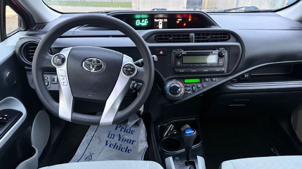 2013 Toyota Prius Image 12