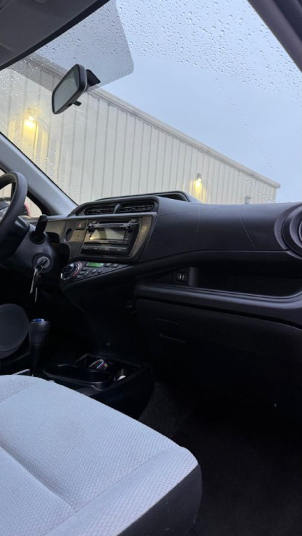 2013 Toyota Prius Image 16