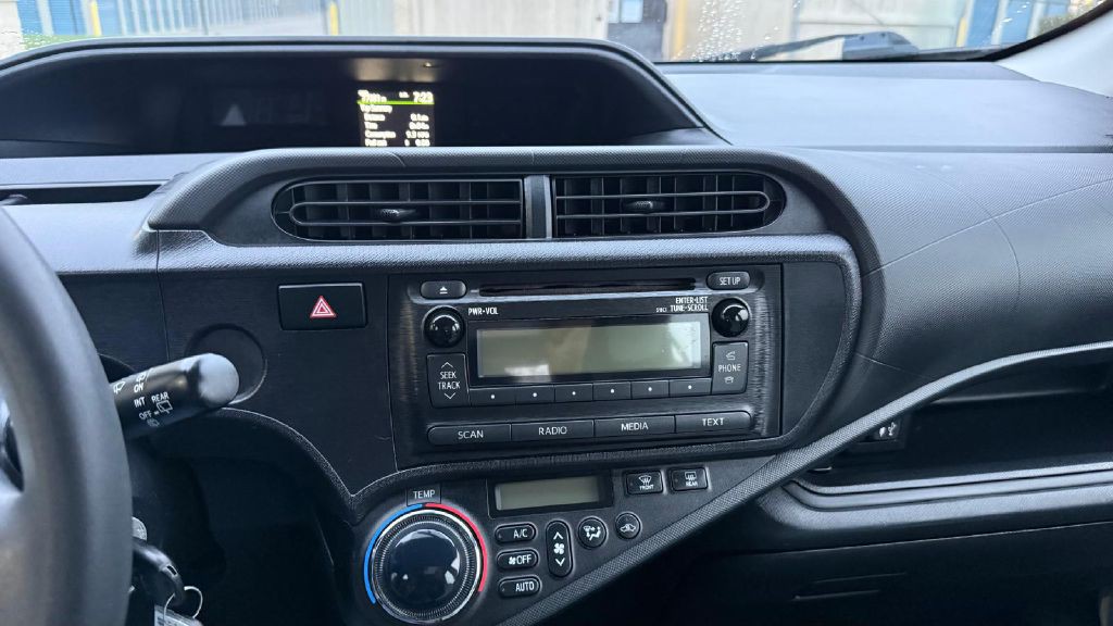 2013 Toyota Prius Image 23