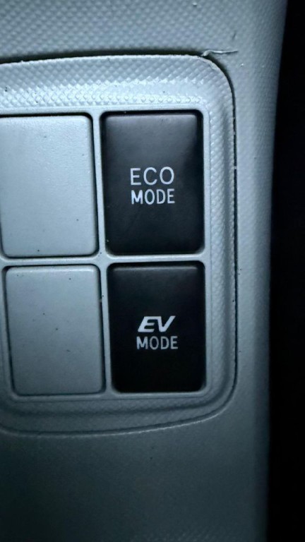 2013 Toyota Prius Image 25