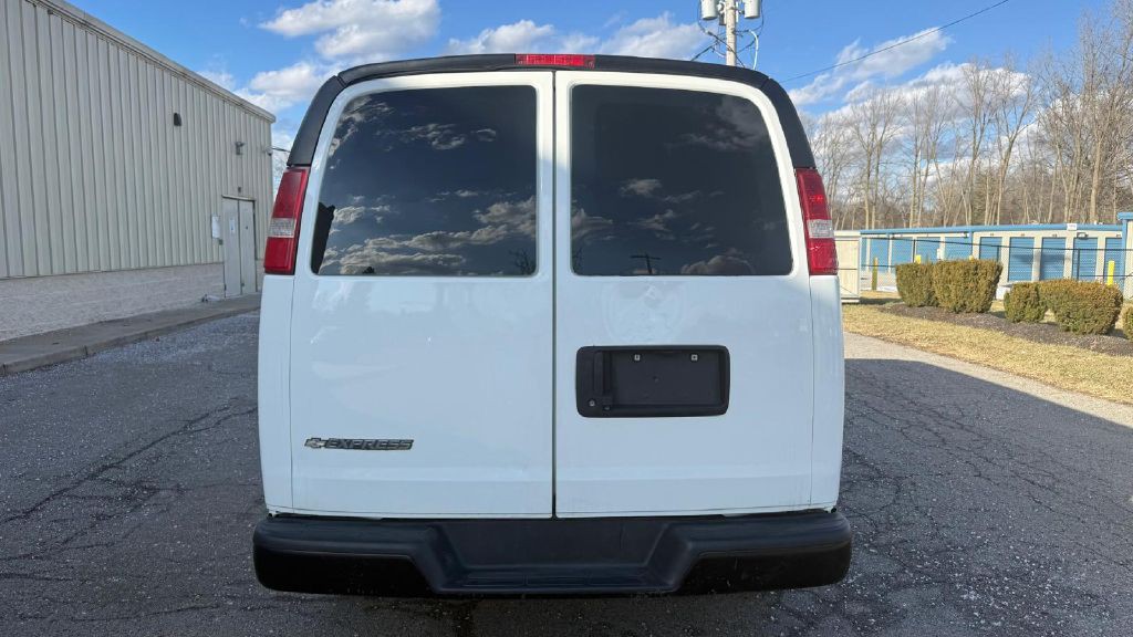 2017 Chevrolet Express Image 4