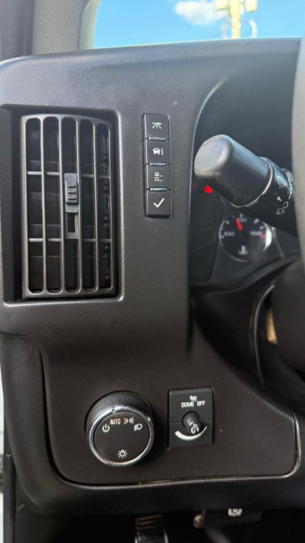 2017 Chevrolet Express Image 17