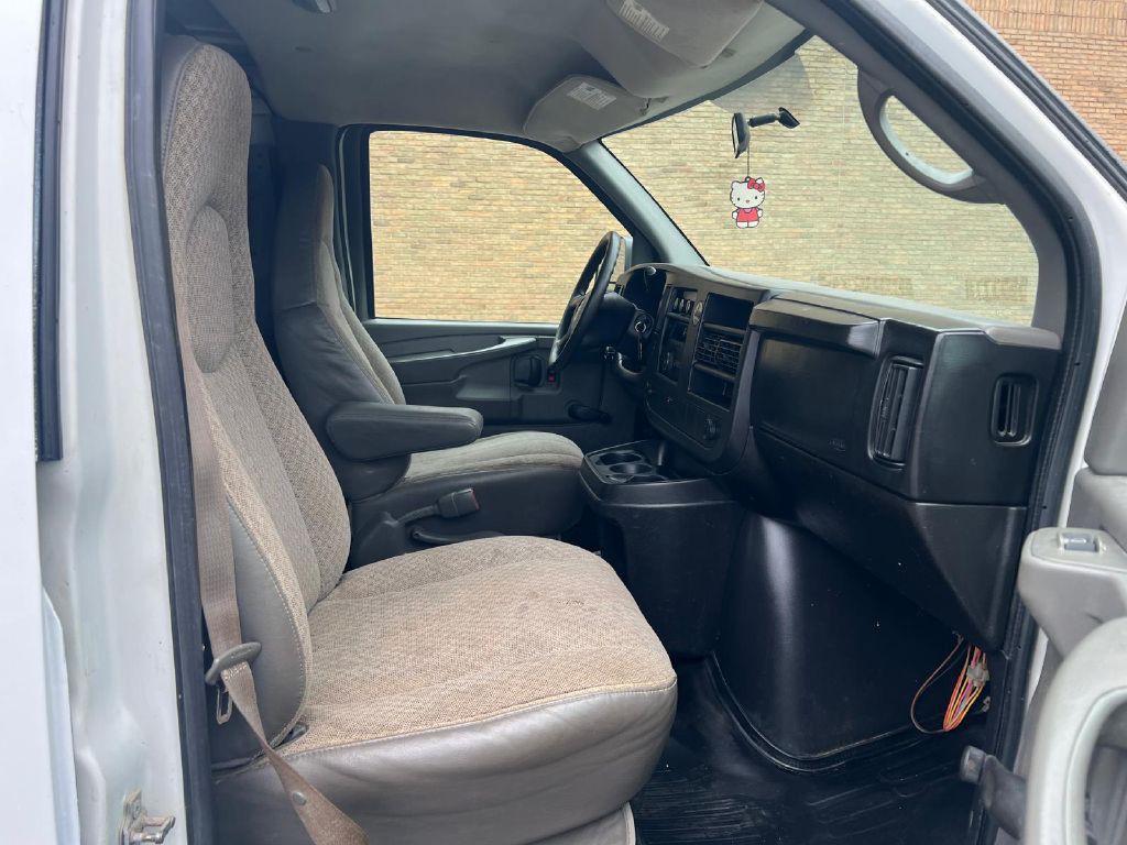 2008 GMC Savana Image 16