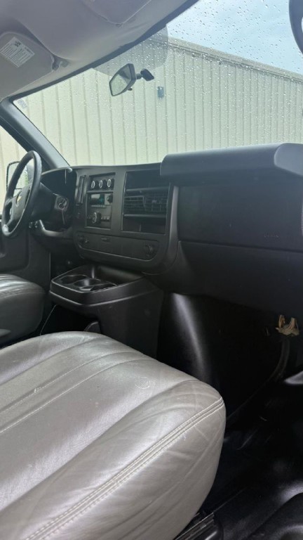 2013 Chevrolet Express Image 17
