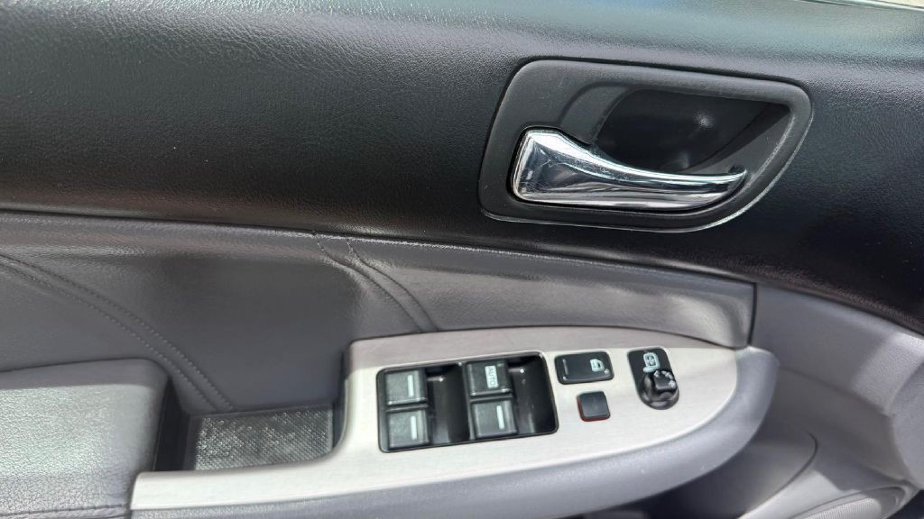 2005 Honda Accord Image 11