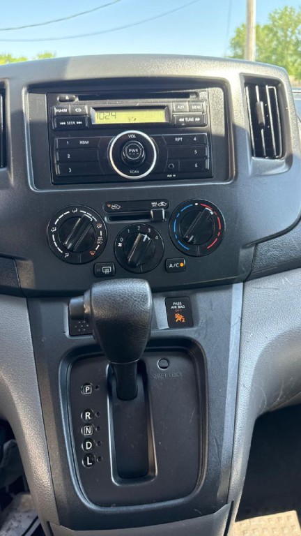 2015 Chevrolet Express Image 22
