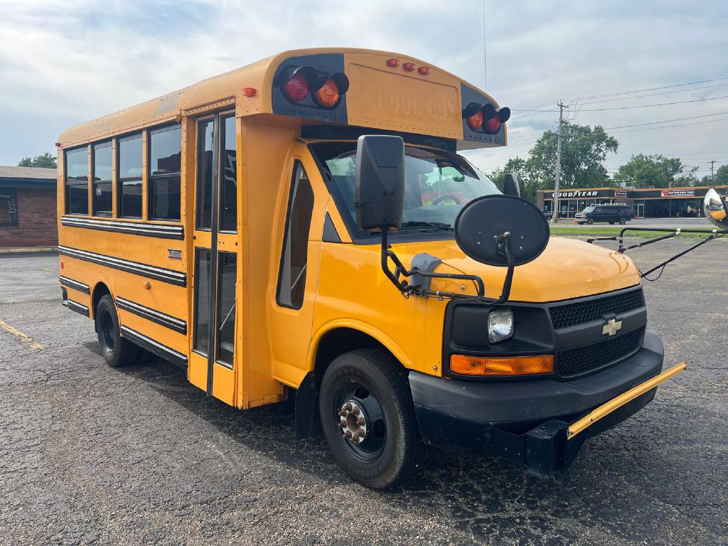 2010 Chevrolet Express Image 2