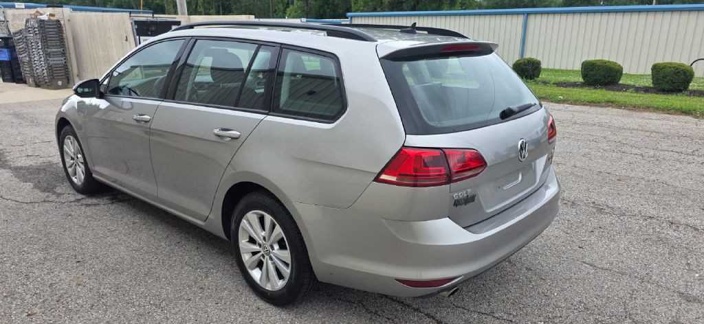 2017 Volkswagen Golf Image 2