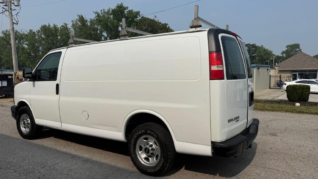 2013 GMC Savana Image 2