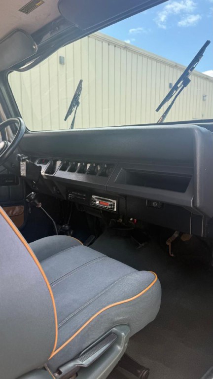 1993 Jeep Wrangler Image 10