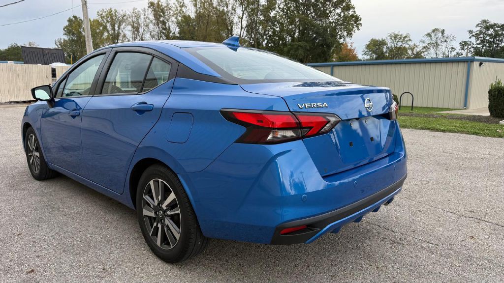 2021 Nissan Versa Image 3