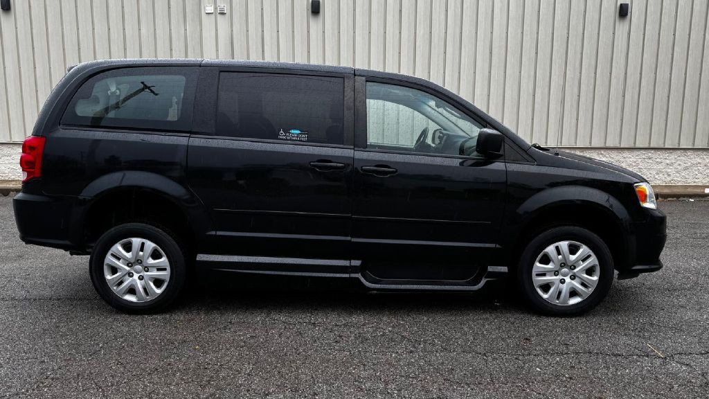 2017 Dodge Grand Caravan Image 3