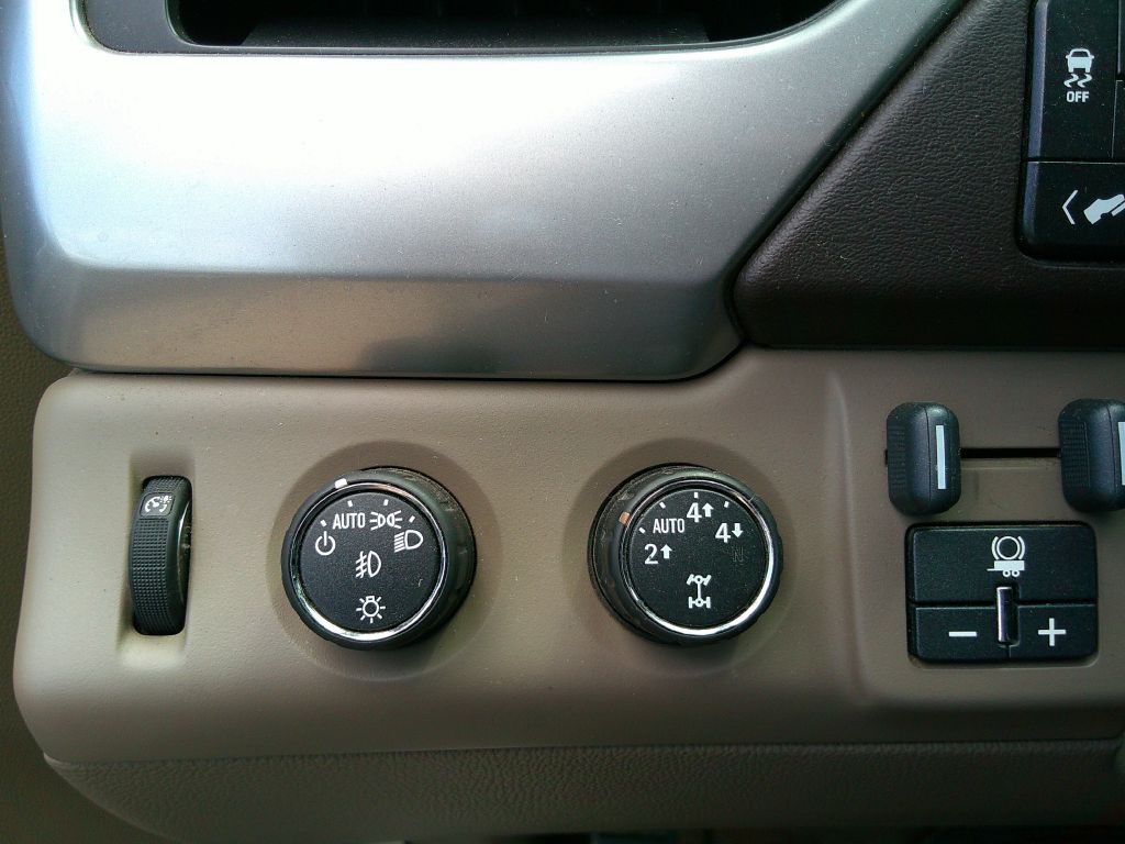 2015 Chevrolet Suburban Image 12