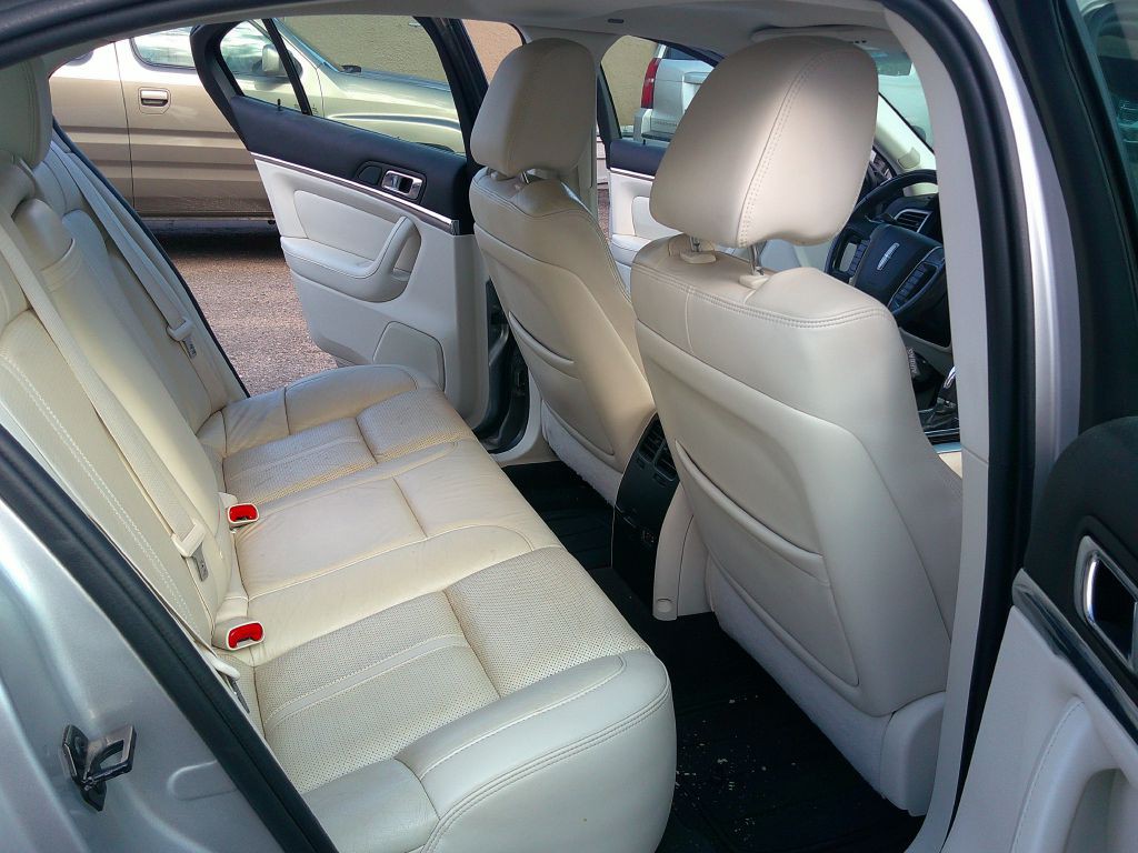 2010 Lincoln MKS Image 10