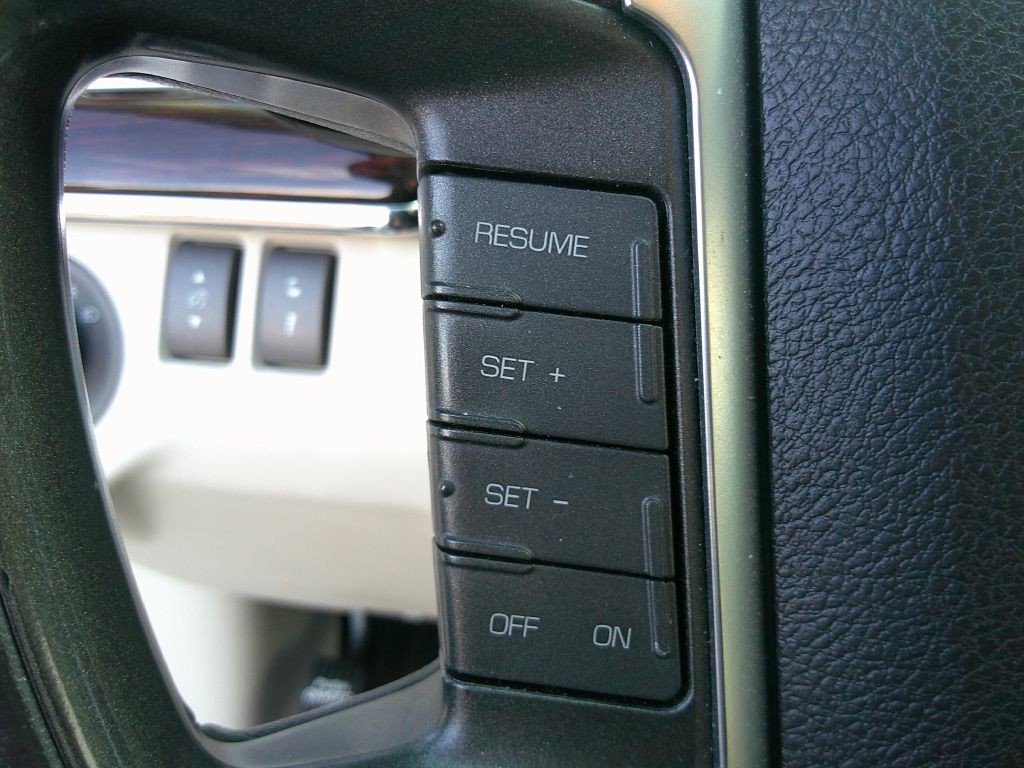 2010 Lincoln MKS Image 13