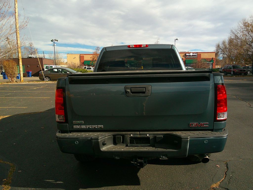 2011 GMC Sierra Image 2