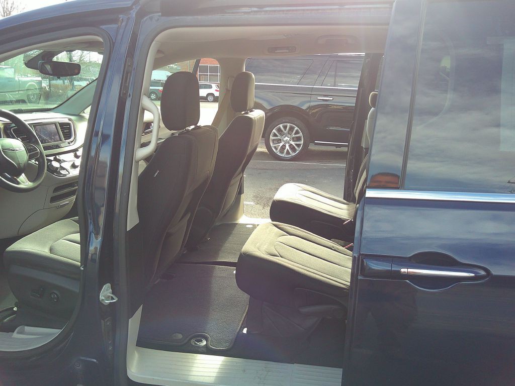 2018 Chrysler Pacifica Image 9
