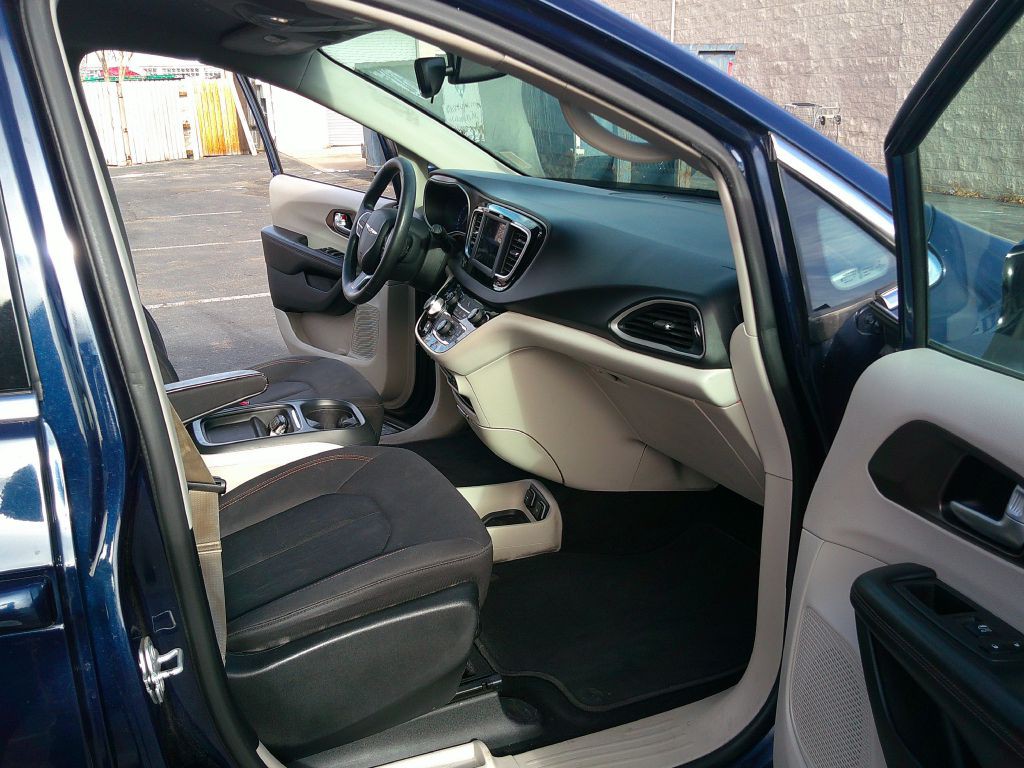 2018 Chrysler Pacifica Image 12