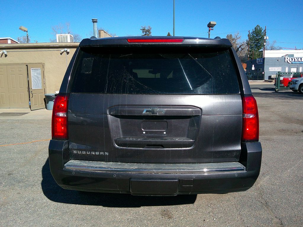 2016 Chevrolet Suburban Image 3