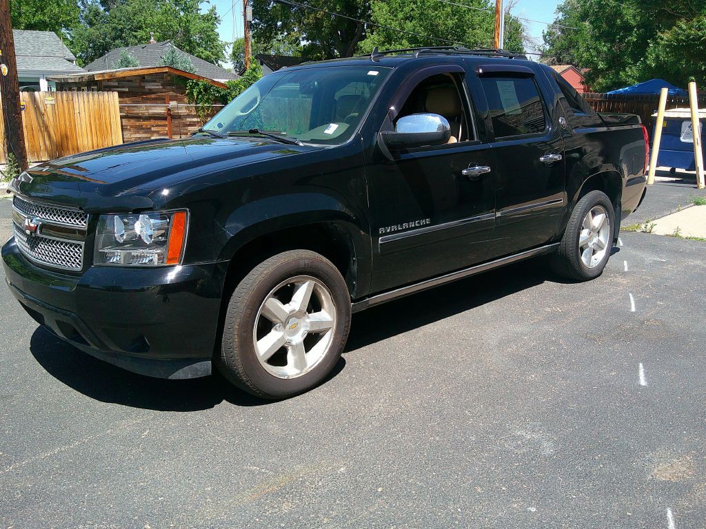 2013 Chevrolet Avalanche Image 1