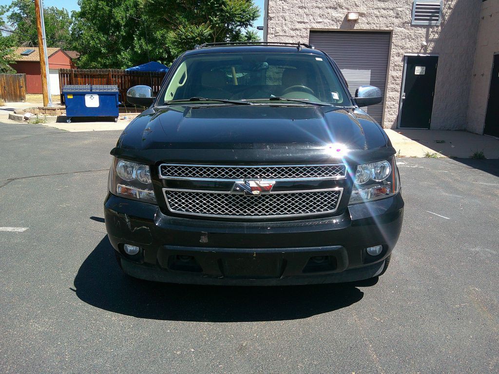 2013 Chevrolet Avalanche Image 2