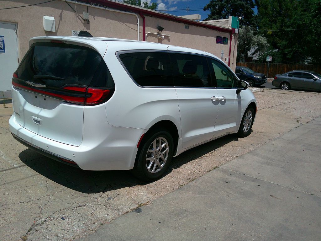 2023 Chrysler Pacifica Image 4