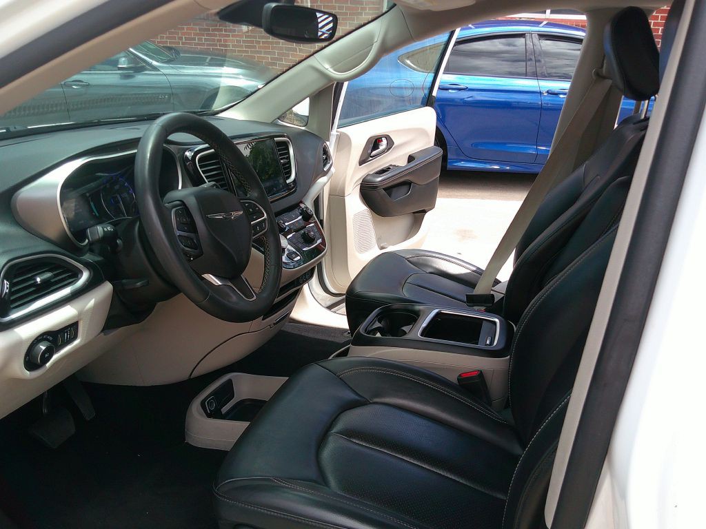 2023 Chrysler Pacifica Image 8