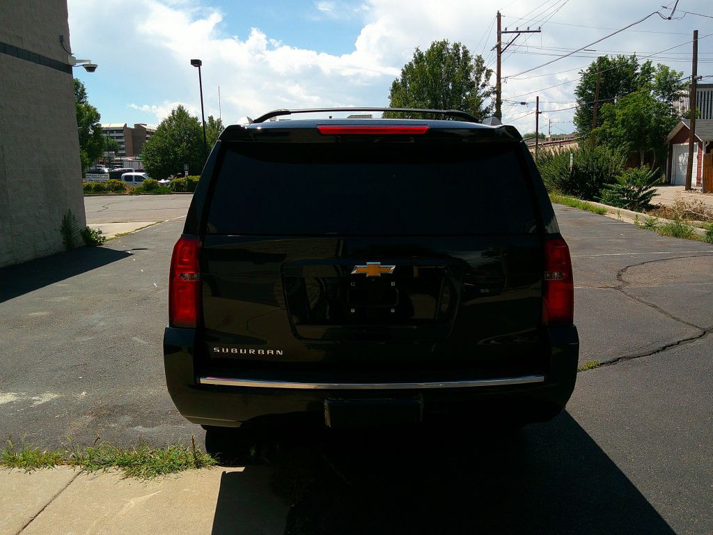 2015 Chevrolet Suburban Image 3
