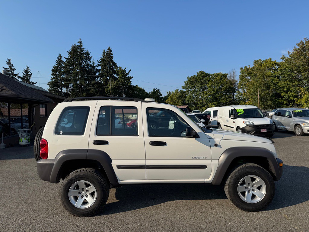 2004 Jeep Liberty Image 8