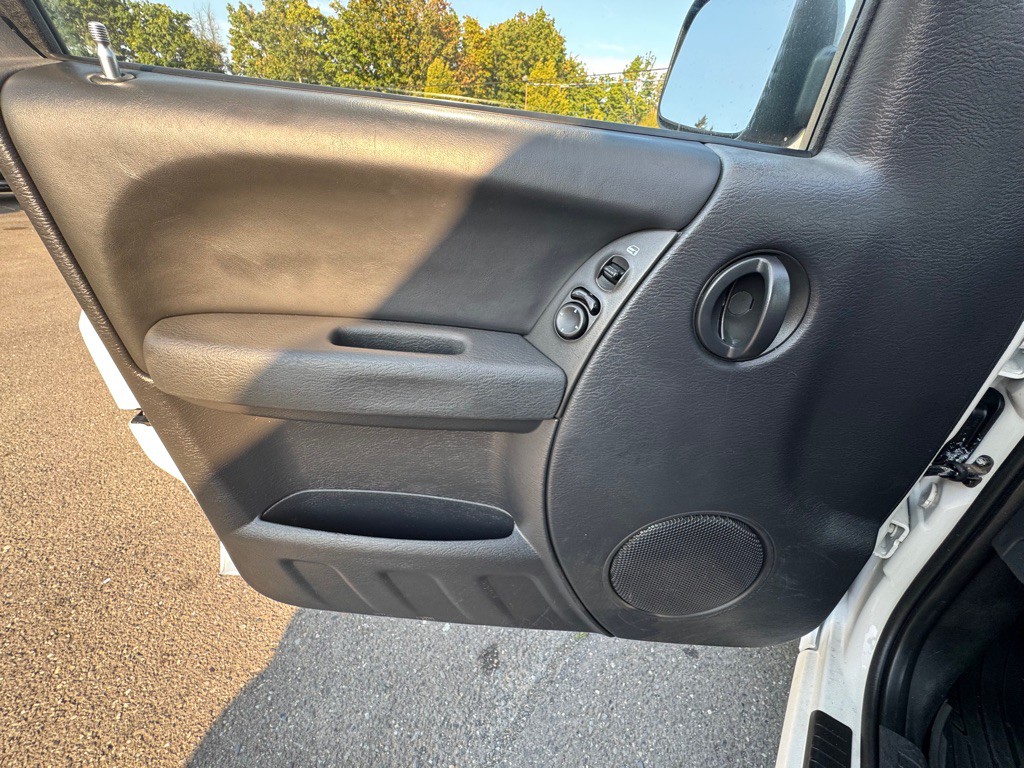 2004 Jeep Liberty Image 11