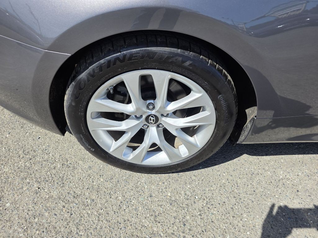2013 Hyundai Genesis Image 13