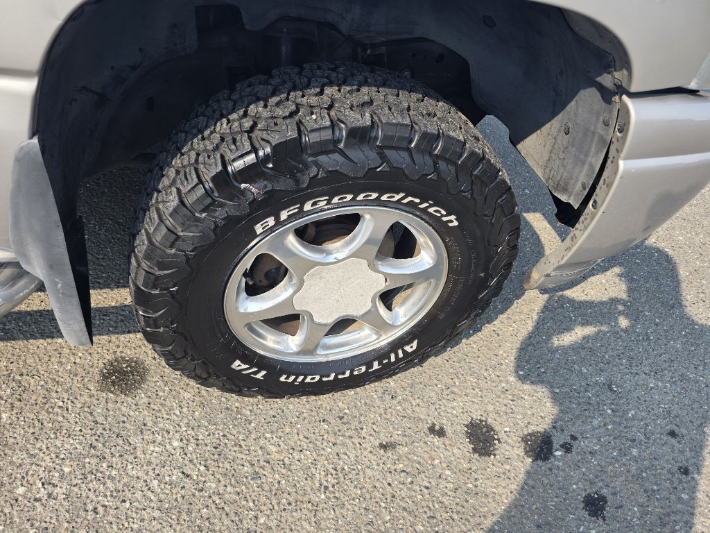 2004 GMC Sierra Image 8