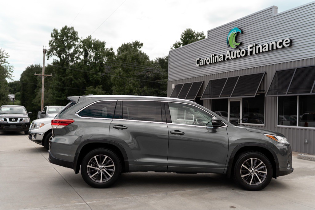 2017 Toyota Highlander Image 2