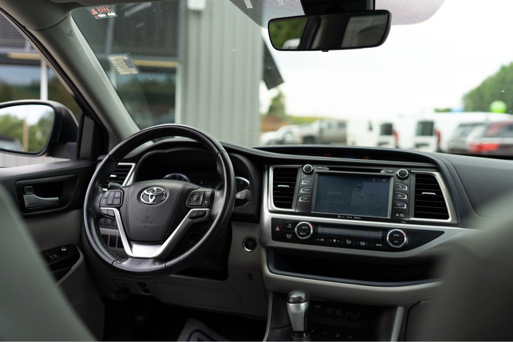 2017 Toyota Highlander Image 10