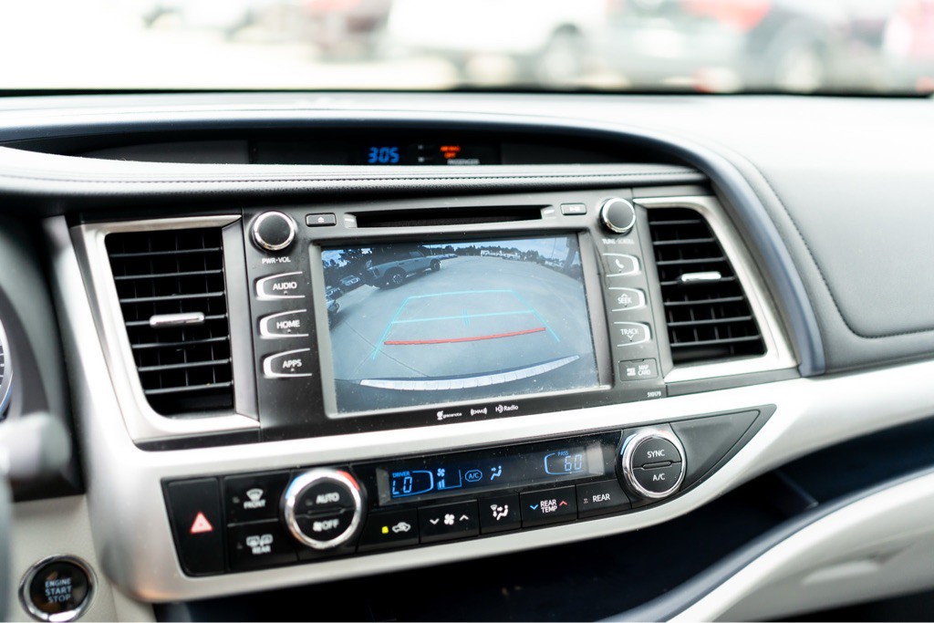 2017 Toyota Highlander Image 19
