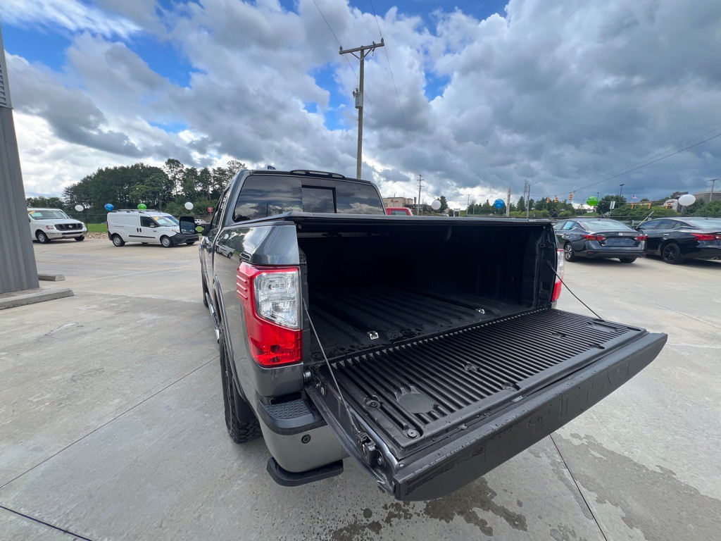 2017 Nissan Titan Image 6