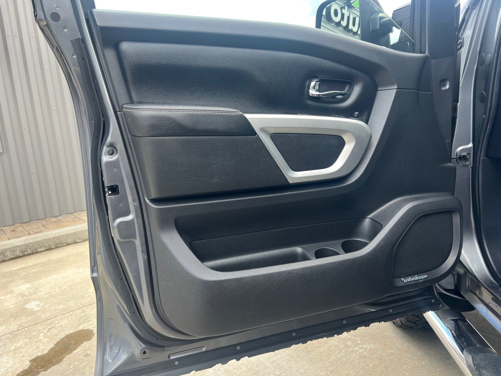 2017 Nissan Titan Image 8