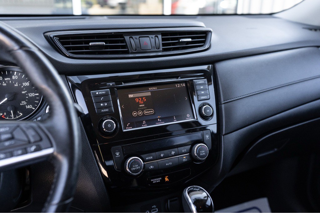 2018 Nissan Rogue Image 15