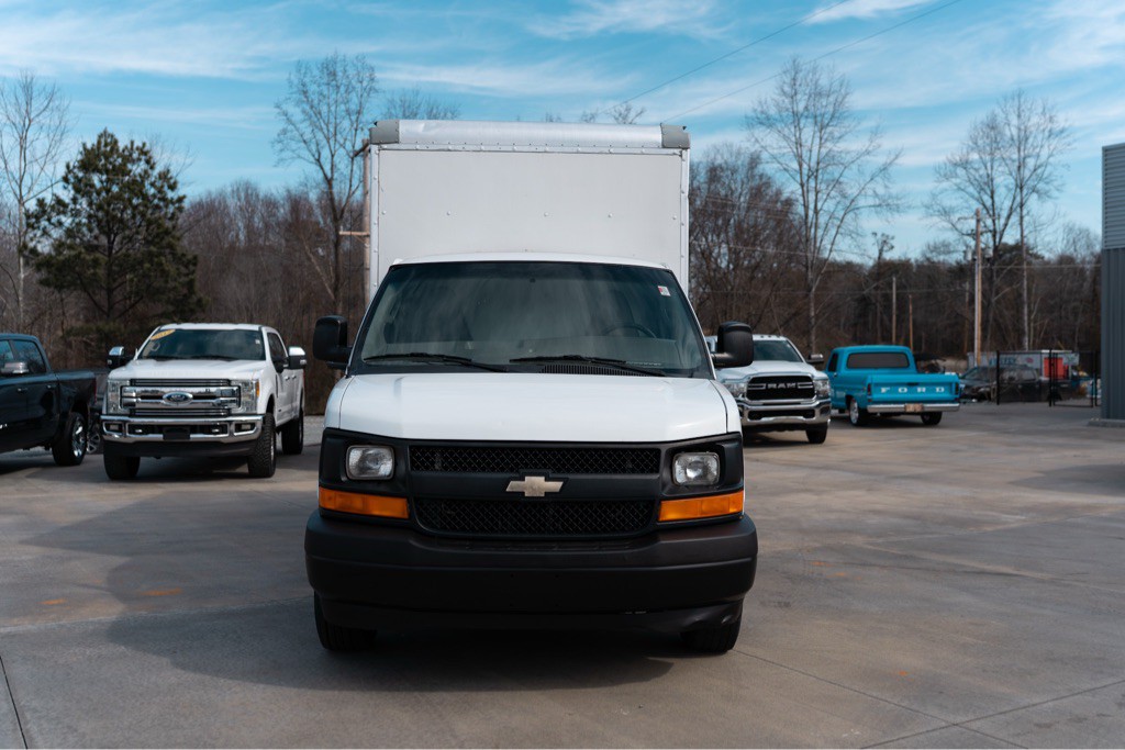 2017 Chevrolet Express Image 3