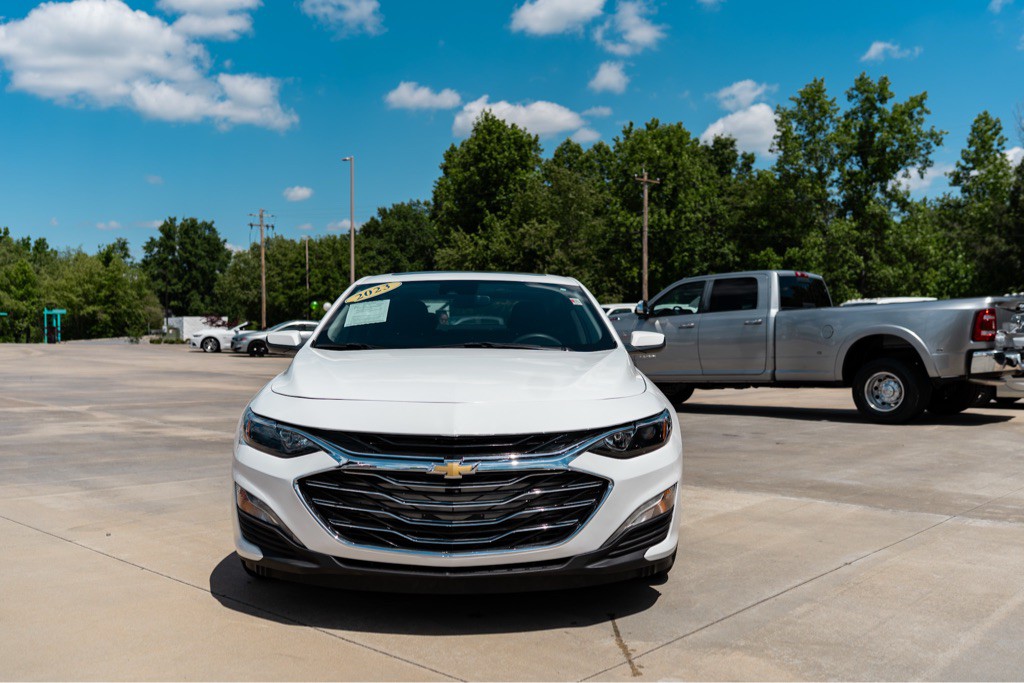 2023 Chevrolet Malibu Image 2