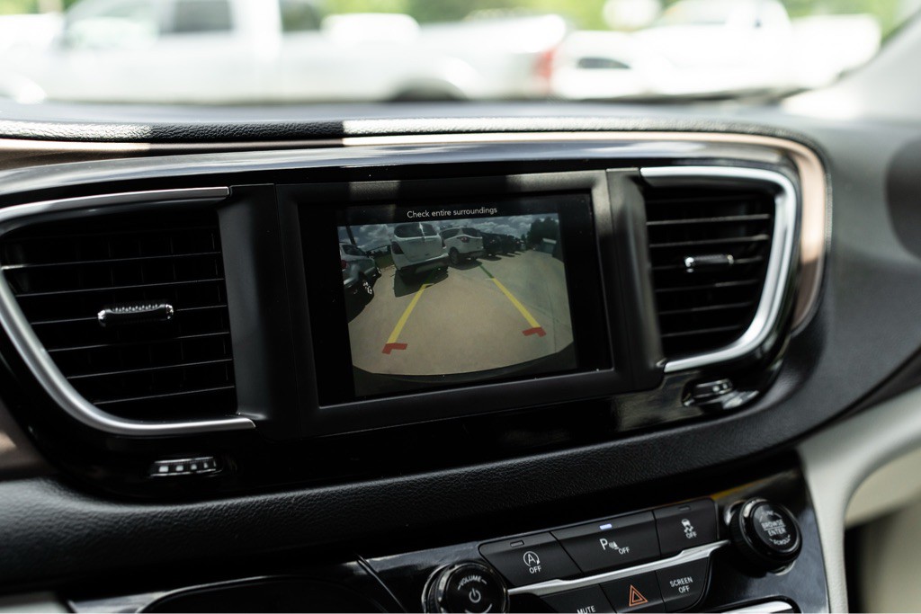 2019 Chrysler Pacifica Image 16