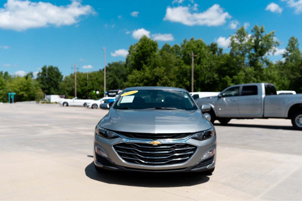 2023 Chevrolet Malibu Image 2