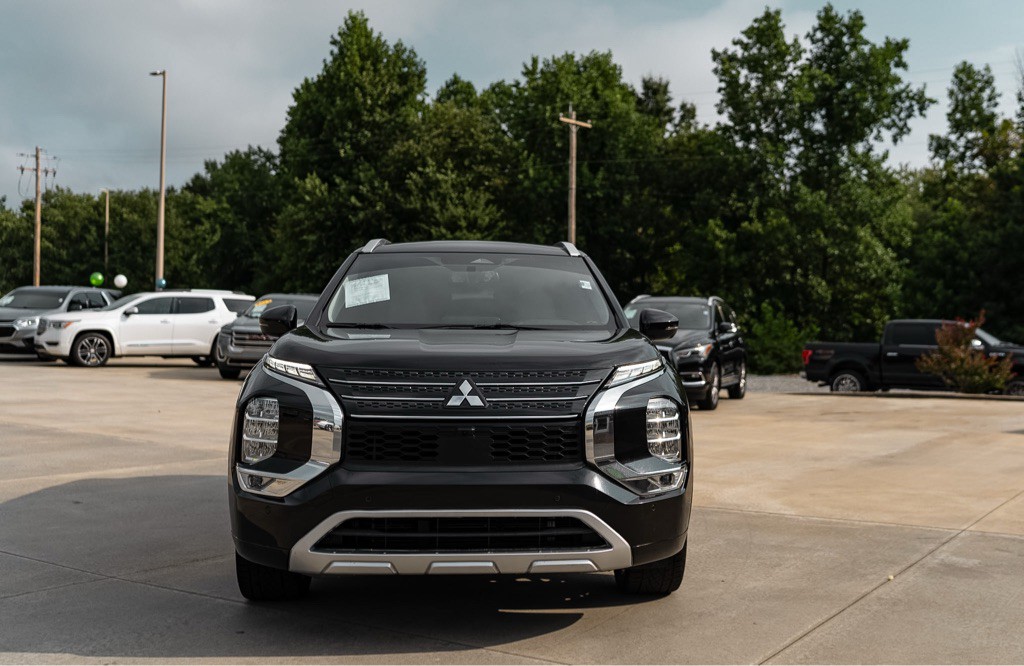 2023 Mitsubishi Outlander Image 2