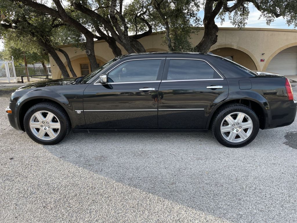 2005 Chrysler 300 Image 1