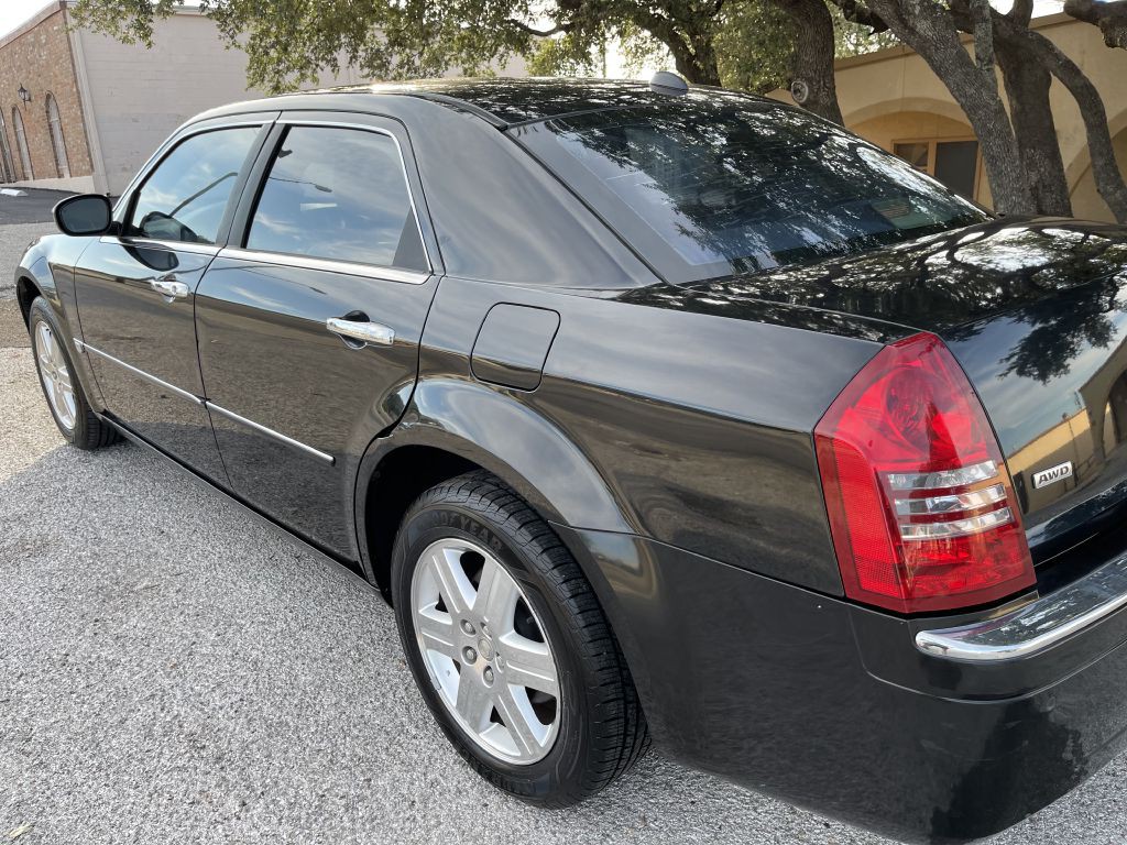 2005 Chrysler 300 Image 2
