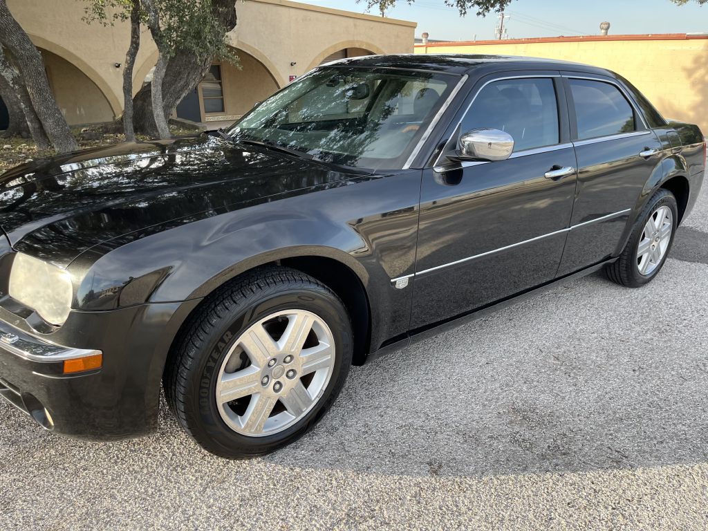 2005 Chrysler 300 Image 3